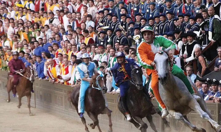 Siena's Palio Horse Race from Florence Including Sightseeing Tour and Dinner