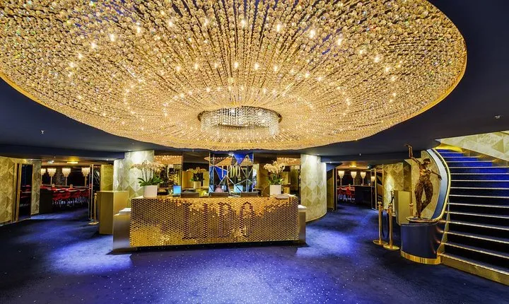 Lido de Paris Private Round-trip Transfer