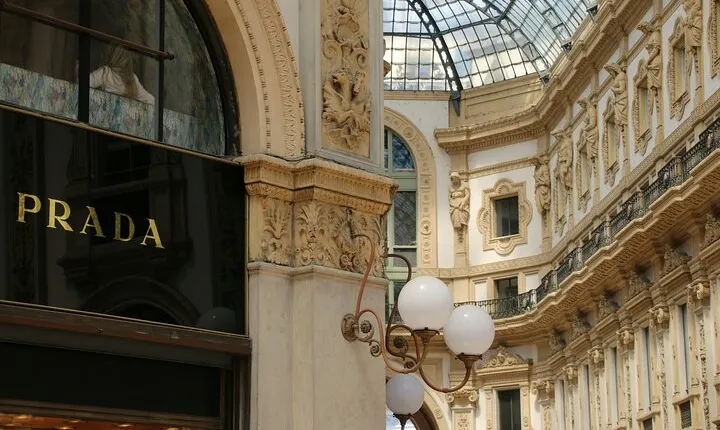 Milan Walking Tour Fashion Hidden Courtyards with Private Guide