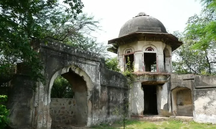 Delhi Tour with Green and Historic Talkatora Garden