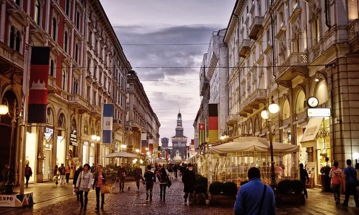 Milan by night walking experience