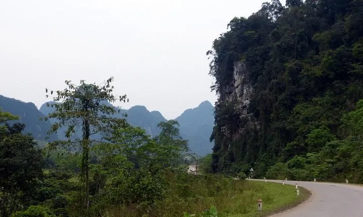 TOUR TO THE CAVES - Paradise & Dark caves from Dong hoi city