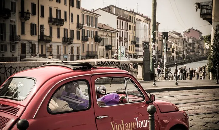 2 Hour Vintage Fiat 500 Canals Tour in Milan