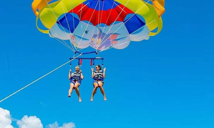 parasailing in Uvero Alto