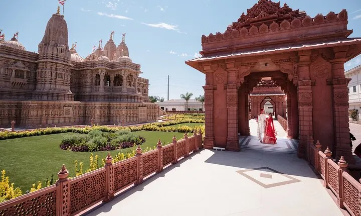 Mandir & Buddhist Temple Tour with Indian Lunch & Chinese Tea