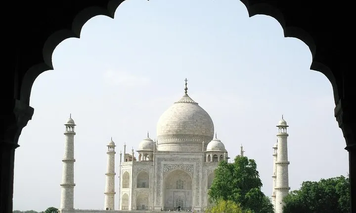 Taj Mahal Day Trip Including Same Day Flights from Mumbai