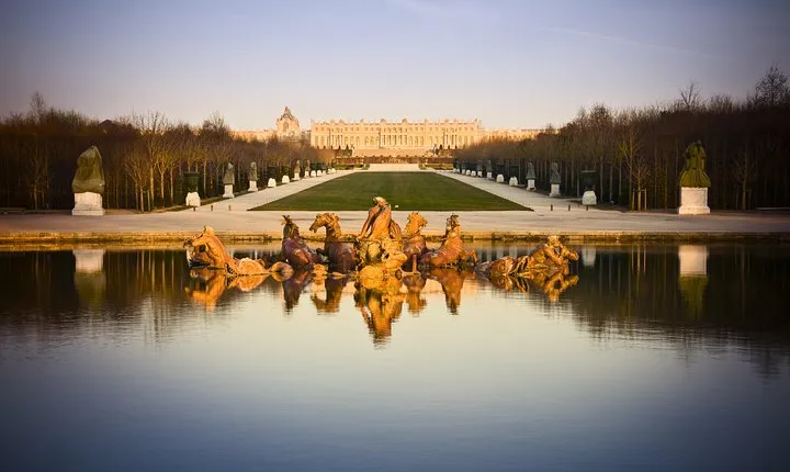 5-Day Tour: Airport-Hotel + MT ST-Michel+Loire Castles+Versailles