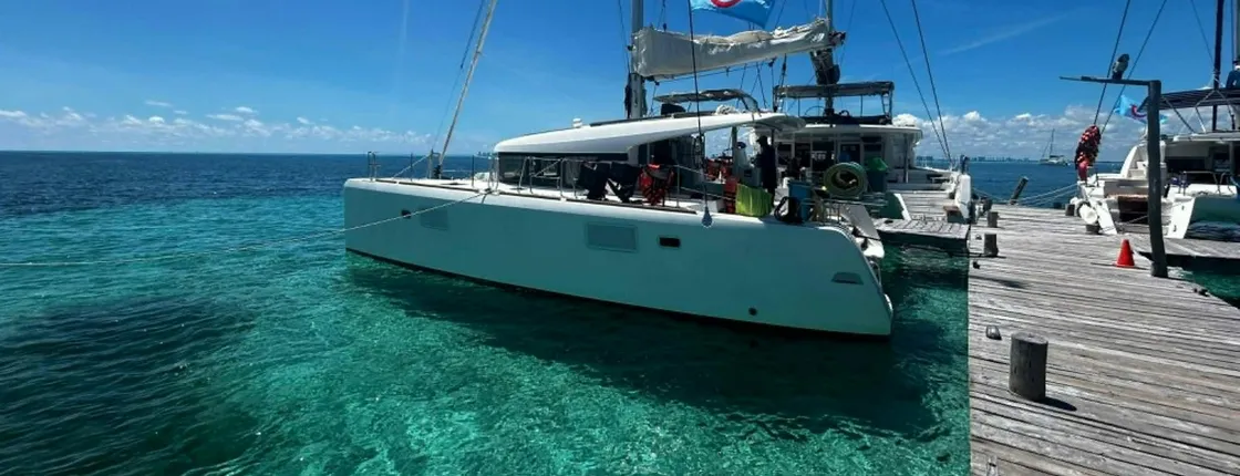 Isla Mujeres family cruise with snorkelling and lunch with shared golf cart tour
