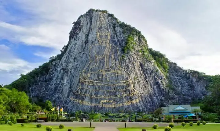 Pattaya Selfie City & Temple Tour by Songthaew (Local Transportation)