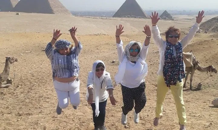 Private Day Tour to Giza and Saqqara with Guide