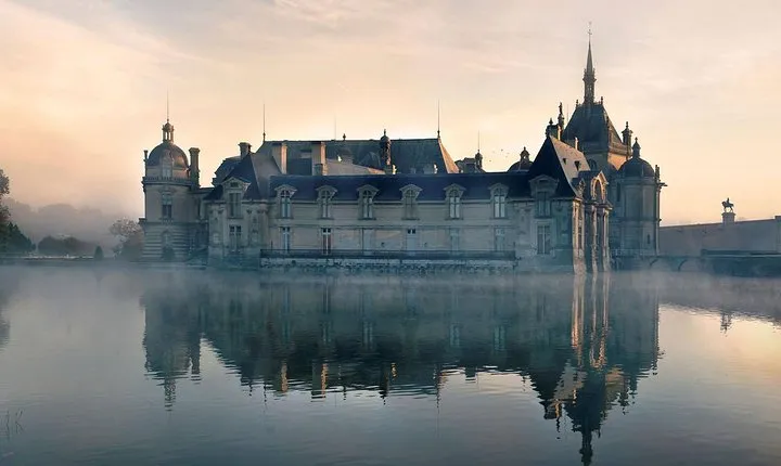 Chantilly Tour: Great Stables and Renaissance Meal from Paris
