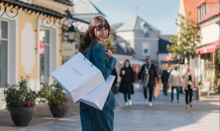 La Vallée Village Shopping Express Shuttle from Paris