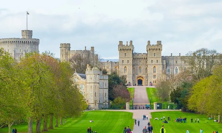Royal Windsor 6 h Tour with Guide, Chauffeur, Tickets 