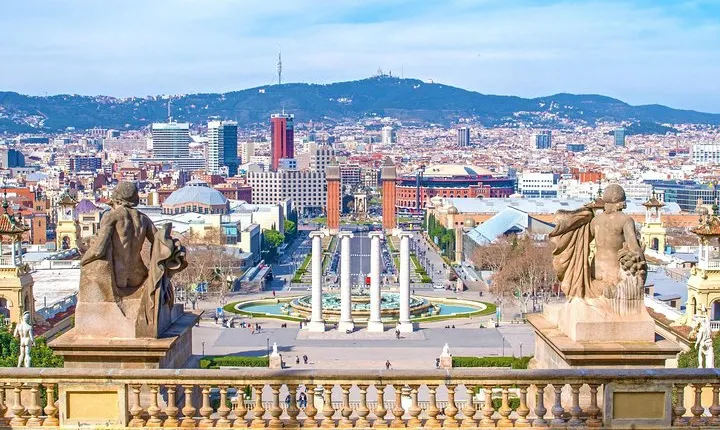 Private Barcelona and Sagrada Familia Tour with Hotel Pick-up