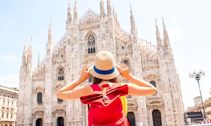 Milan: Small-Group Walking Tour of the Duomo and the Center