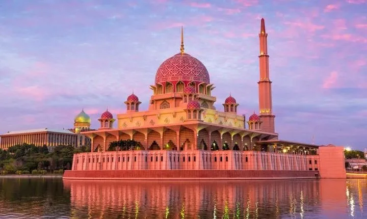 Kuala Lumpur City Hotels to Malacca City Hotels EN-ROUTE Putrajaya City Tour