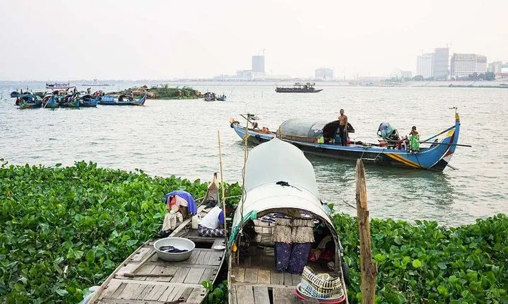 Private Traditional Fishing Boat Tour in Phnom Penh