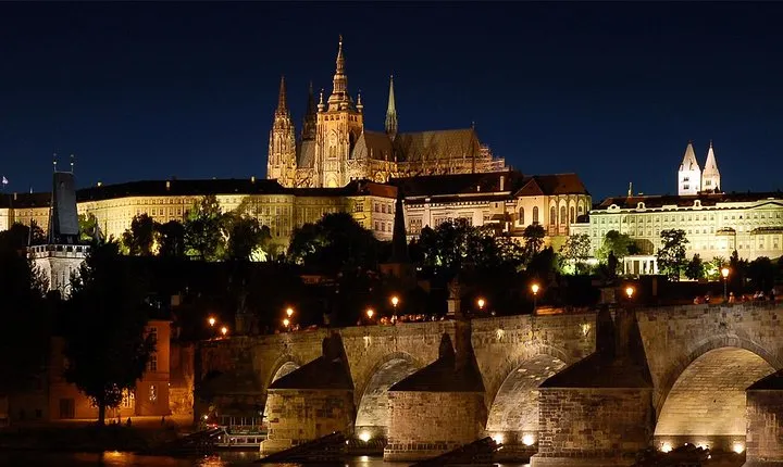 Prague private evening tour - taking gorgeous pictures from viewpoints
