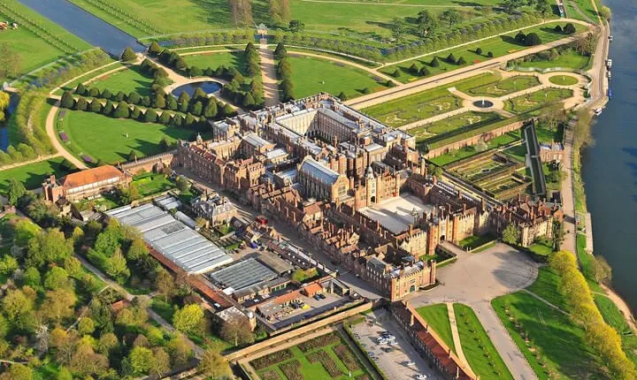 Hampton Court Guided Tour. Full day Access & High Tea