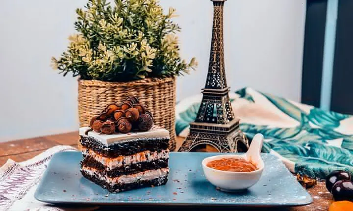 Paris Street Food Crawl (2 Hours Guided Food Tasting Experience)