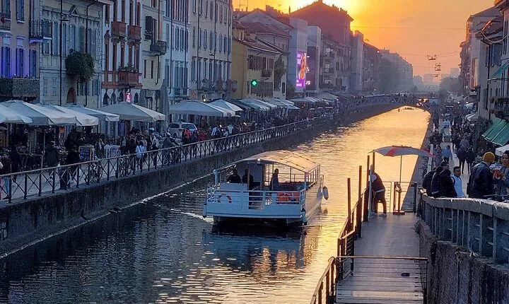 Sunset Navigli Boat Tour in Milan with Optional Aperitivo 