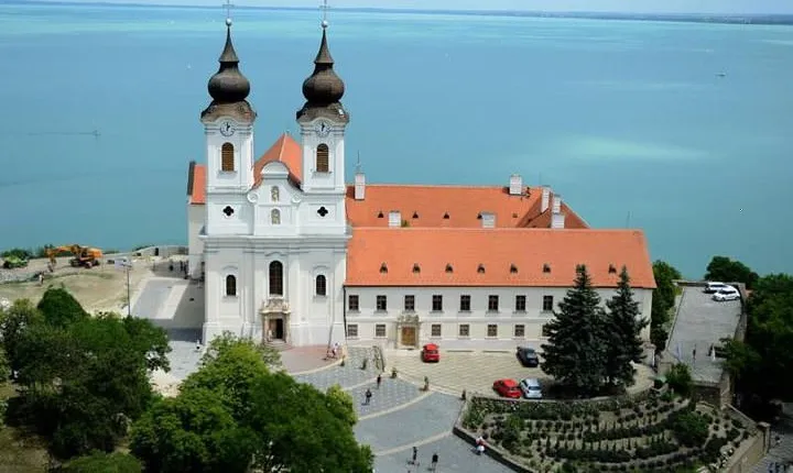 Lake Balaton and Herend: Private Day Tour from Budapest