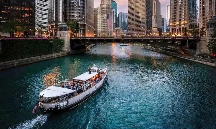 Chicago Gangsters and Ghosts Minibus Tour with Riverboat Cruise