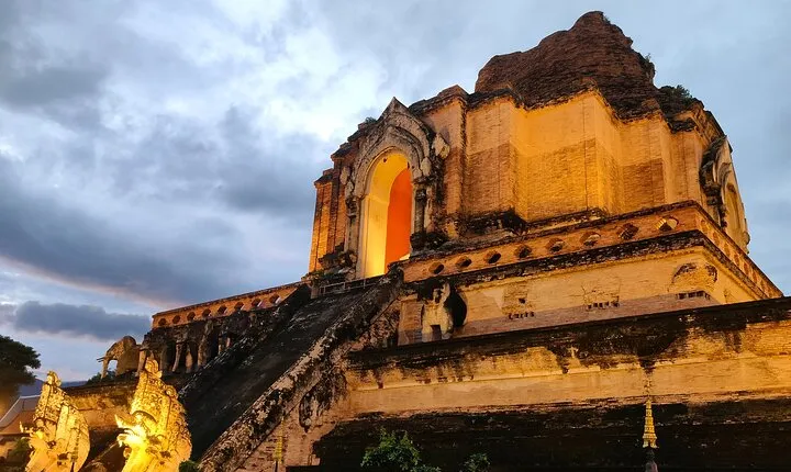Chiang Mai Old City & Temples 3 hour Twilight Walking Tour