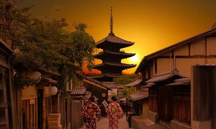 Kyoto: Gion Night Walking Tour with Geisha Insight