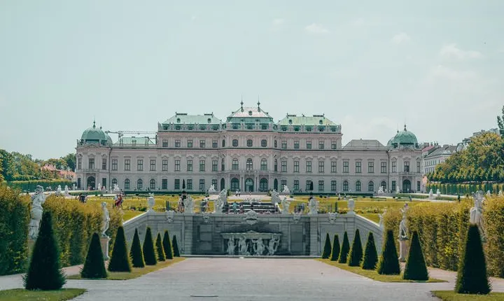 Luxury transport from/to Warsaw - Vienna / International Airport by private car
