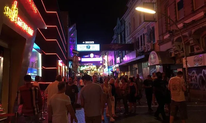 Hamburg: Red- & Bluelight - Private guided Reeperbahn Tour