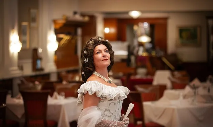 Sisi Dinner Living history