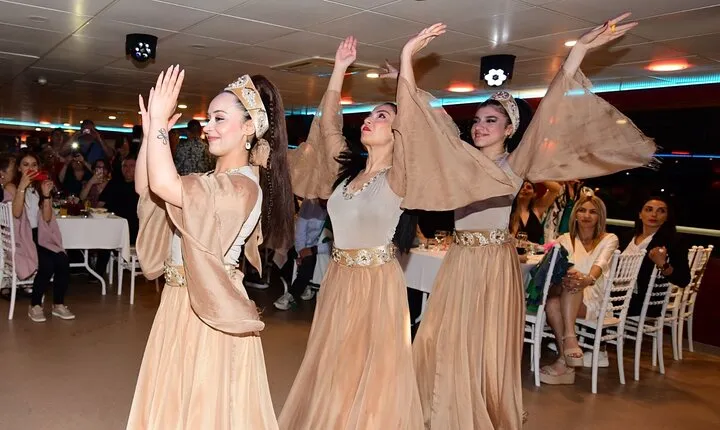 Bosphorus Dinner Cruise Tour with Private Table