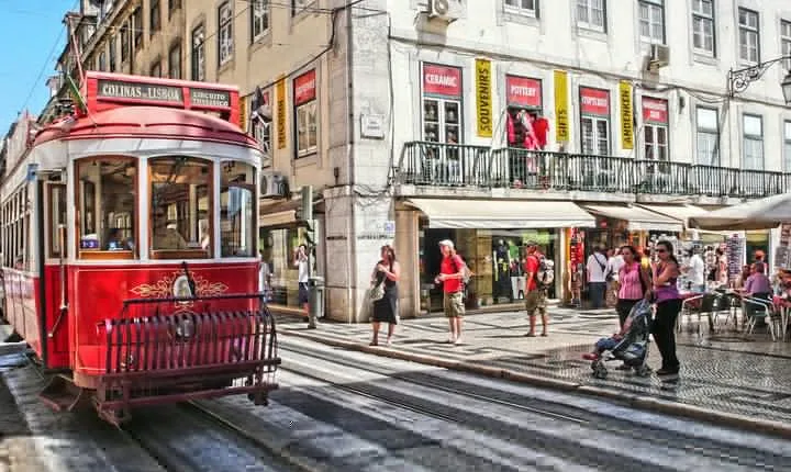 Private 4-hour city tour of Lisbon with driver & official guide w/ Hotel pick up