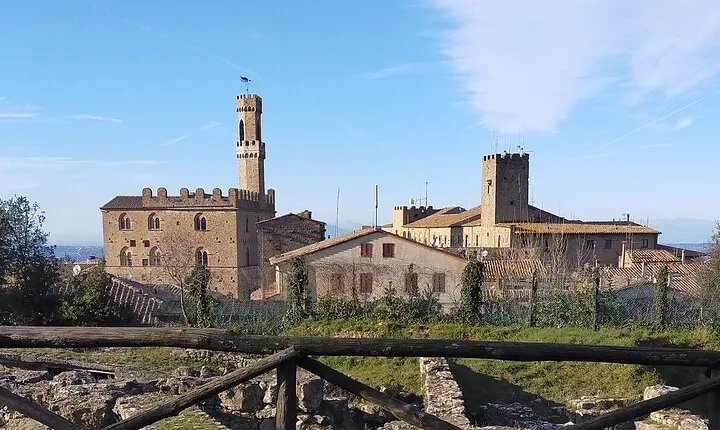 Private Food and Walking Tour in San Gimignano and Volterra 
