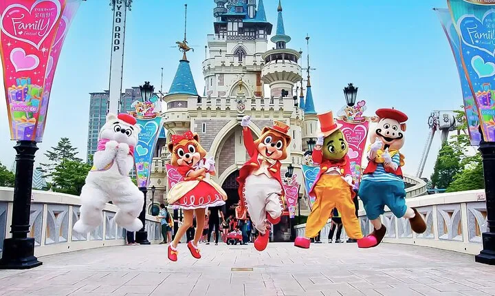 Lotte World Theme Park Admission Ticket in Seoul