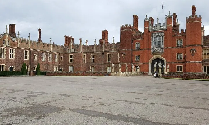 Hampton Court Palace Private Tour with Skip the Line Entry
