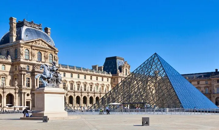 Paris: Louvre Museum Entry Ticket with Private Car Transfers