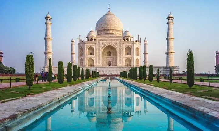From Delhi: Same Day Taj Mahal Trip With Fatehpur Sikri by Train