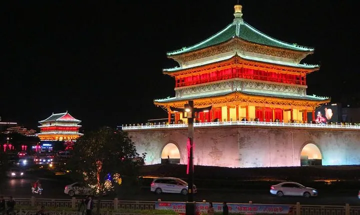 Private Xi’an Night & Food Tour by Tuk Tuk and Public Transportation