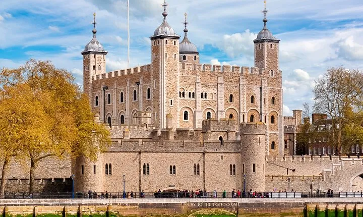 Guided Tower of London Tour with Nearby Rickshaw Ride