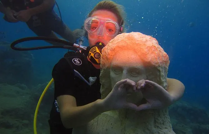 Side: Scuba Diving Under Water Museum