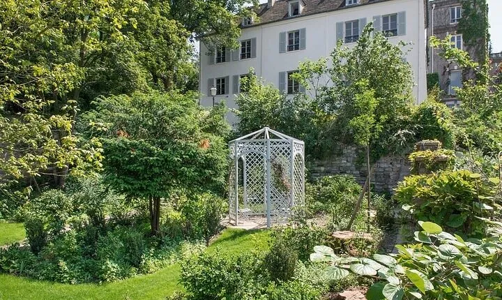 Montmartre Marvels Small-Group Tour with Renoir Gardens Entrance