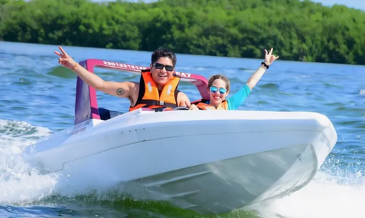 Exciting Speedboat & Snorkeling Tour in Cancun Lagoon!