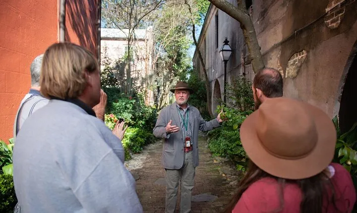 Hidden Alleyways and Historic Sites Small-Group Walking Tour