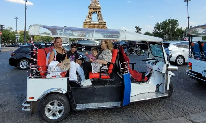 Paris with a Tuk Tuk - Private 2-Hour TukTuk Tour
