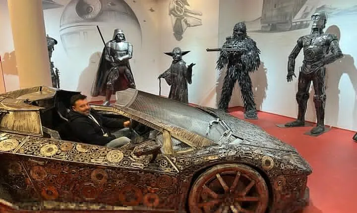 Walking Tour in the Gallery of Steel Figures
