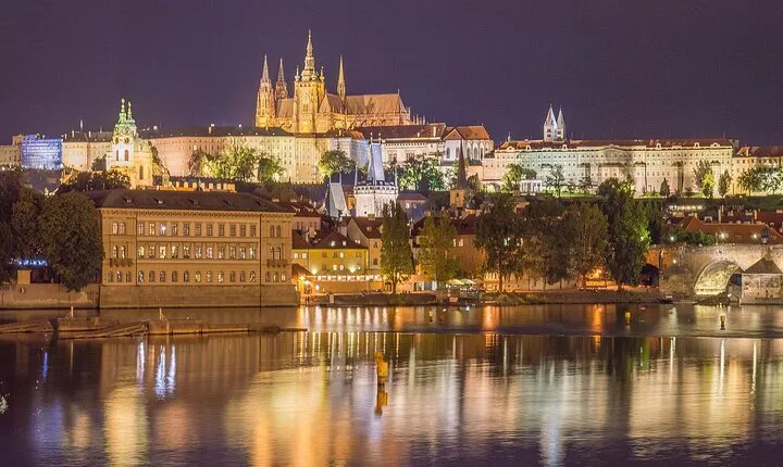 Private Transfer from Passau to Prague with 2 Hours Sightseeing of Local Driver