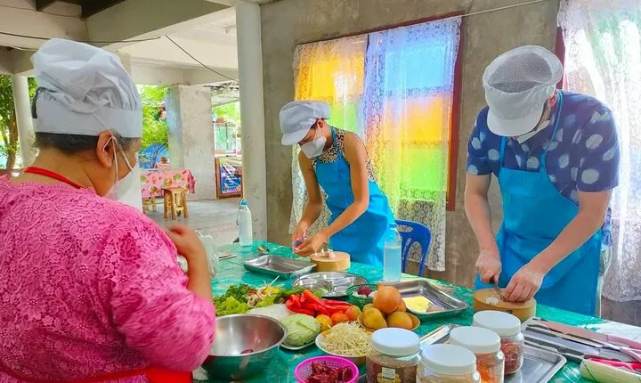 Phuket Authentic Thai Cooking Class with Big Mom