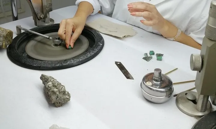 Emerald's Polishing Workshop and Museum Tour
